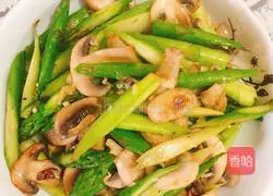 Illustration of how to stir-fry asparagus and mushrooms 10