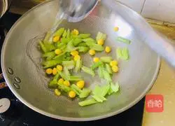 Illustration of how to stir-fry ginkgo with celery 6