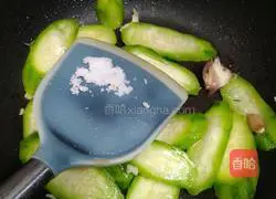 Illustration of how to make stir-fried loofah 8