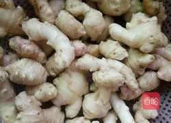 Illustration of how to make ginger soaked in vinegar 1