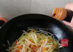 Illustration of how to make green pepper and potato shreds 8