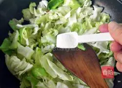 Illustration of how to make spicy and sour shredded cabbage 11