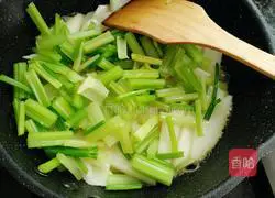 Illustration of how to stir-fry yam with celery 11