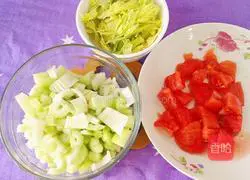 Fried tomatoes and celery Practice illustration 2