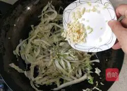 Illustration of how to make shredded cabbage in vinegar 12