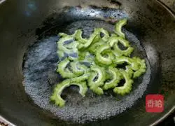 Illustration of how to stir-fry bitter melon 3