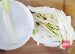 Illustration of how to make stir-fried wild rice 1