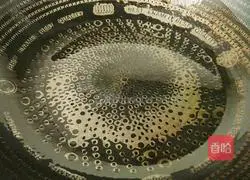 Illustration of how to stir-fry loofah with onions 4