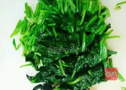 Illustration of how to make spinach with nuts 3