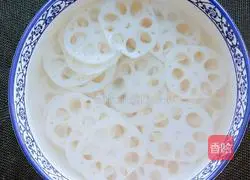 Illustration of how to make spicy lotus root slices 3