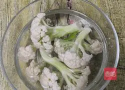 Illustration of how to make steamed organic cauliflower 1