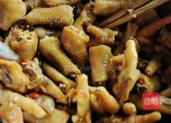 Illustration of how to make spicy and sour chicken feet 8