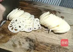 Illustration of how to make ginger lotus root slices 1