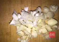 Illustration of how to make red oil pig ears 1