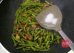 Illustration of how to make stir-fried green beans 7