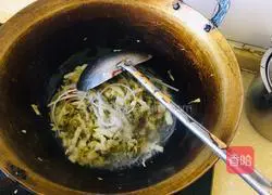Illustration of how to make fried vermicelli with pickled cabbage 7