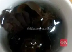 Illustration of how to stir-fry lotus pond vegetables 3