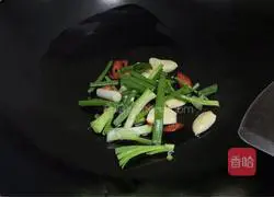 Illustration of how to make hand-shredded cabbage 4