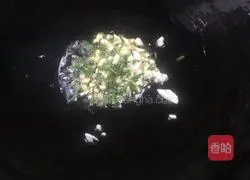 Illustration of how to make peanuts with spinach stems 10