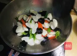 Illustration of how to make fried yam with fungus, carrot and yam 8