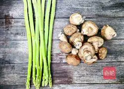 Illustration of how to make garlic asparagus and stir-fry mushrooms 1 