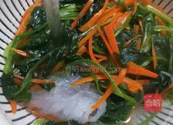 Illustration of how to mix spinach with vermicelli 6