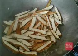 Illustration of how to stir-fry dried tofu with leeks in oil 3