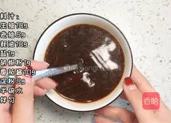 Illustration of making enoki mushroom rolls with bean skin 3