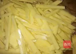 Illustration of making spicy and sour potato shreds 2