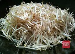 Illustration of how to make fried meat with celery and bean sprouts 4