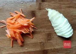 Illustration of how to stir-fry celery with yuba 3