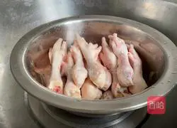 Illustration of how to make Thai spicy and sour chicken feet 2