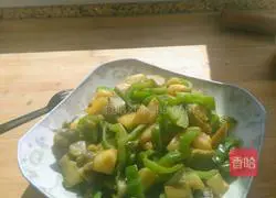 Illustration of how to stir-fry eggplant and green pepper 12