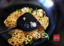 Illustration of how to make fried lotus root slices 7