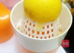 Illustration of soaking chicken feet 2