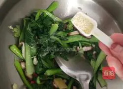 Illustration of how to stir-fry rapeseed with mushrooms 8