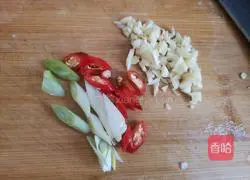 Sauteed white jade mushrooms with lettuce Practice illustration 4