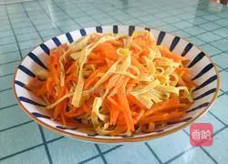 Illustration of how to make fried tofu skin with shredded carrots 11