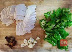 Illustration of how to make chili fried meat cake 2