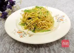 Illustration of how to make stir-fried green pepper and soybean sprouts 9