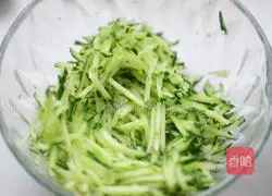 Illustration of how to make cold cucumber and enoki mushrooms 3