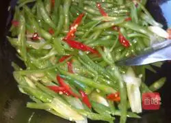 Illustration of how to make stir-fried shredded beans 7