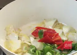 Illustration of how to stir-fry vermicelli with fungus 11