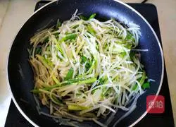 Illustration of how to stir-fry leeks with shredded potatoes 14