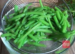 Illustration of how to make amaranth stems mixed with shredded chicken 9