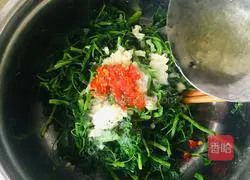 Illustration of how to make alfalfa mixed with soy sauce 6