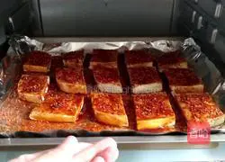 Illustration of how to make spicy grilled tofu that is crispy on the outside and tender on the inside 11