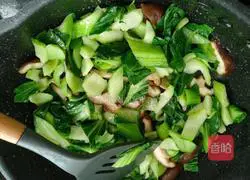 Illustration of how to stir-fry mushrooms with rapeseed 11