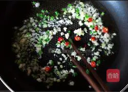 Illustration of how to stir-fry mung bean sprouts with shredded carrots 4