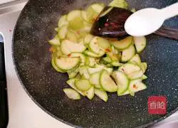 Illustration of how to make fried zucchini with chopped pepper 5